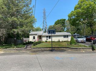 8 Francis Ct, Hampton Bays, NY 11946