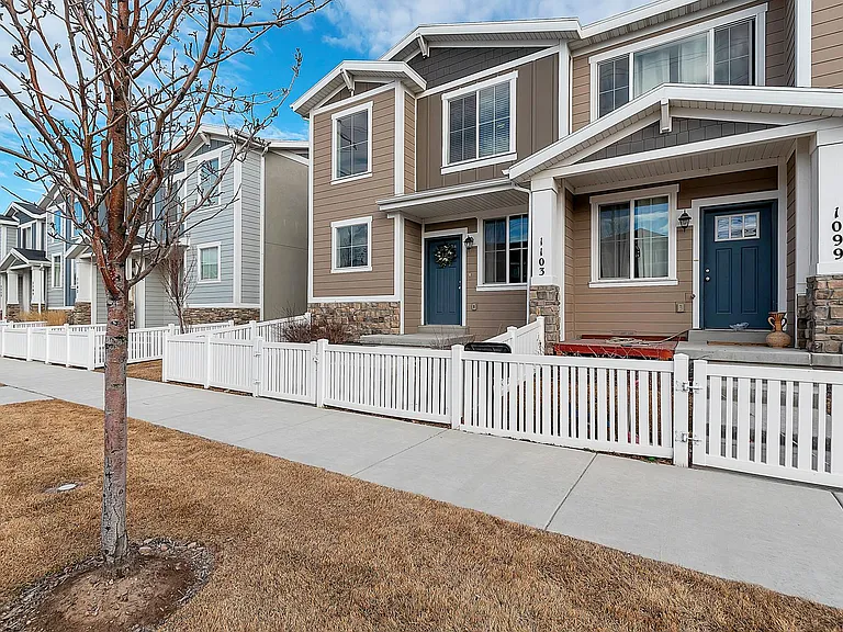 1103 W Emerald Pools Ln — Photo 1