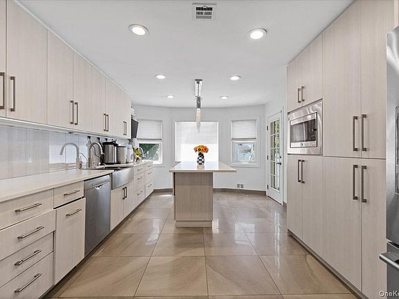 3rd image of 648 Diane Place