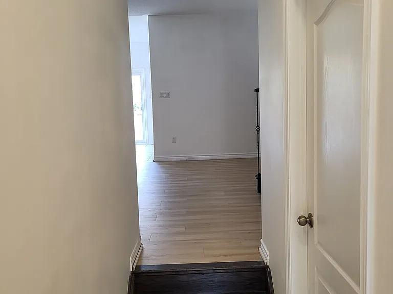 715 Agnew Cres #UPPER — Photo 8