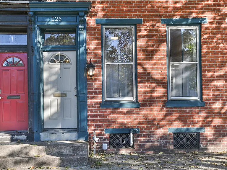 226 Forster St — Photo 2