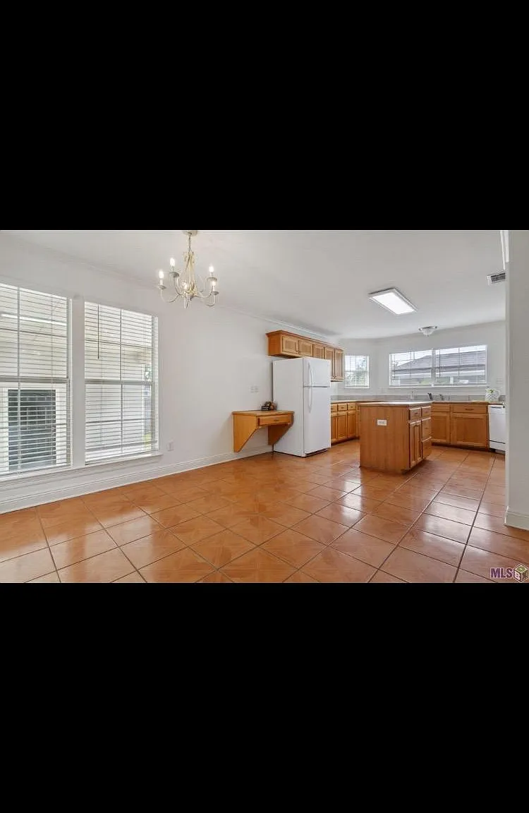 327 Greenhaven Dr — Photo 4