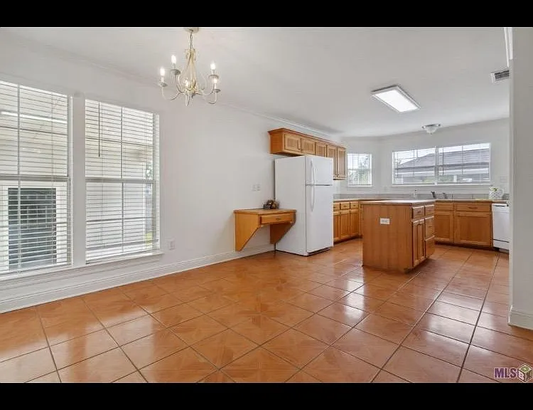 327 Greenhaven Dr — Photo 4