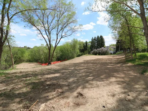 2111 Academy Rd, Minot, ND 58703
