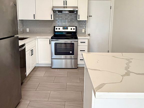 Kitchen with peninsula