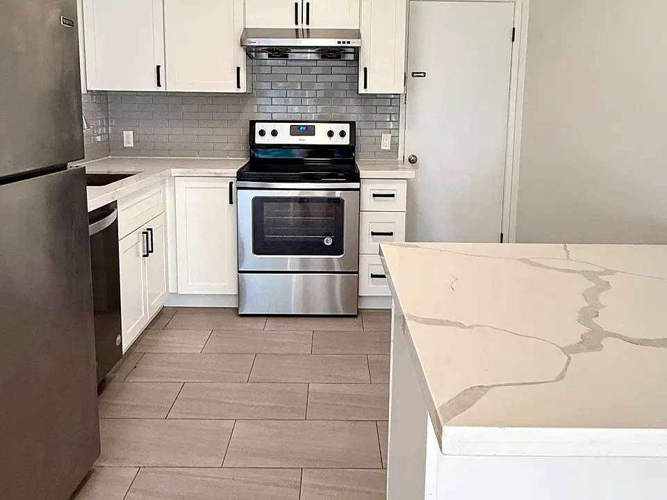 Kitchen with peninsula