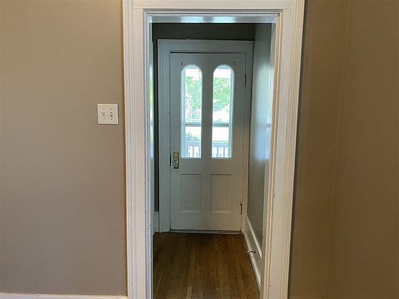 3rd image of 824 East Ave