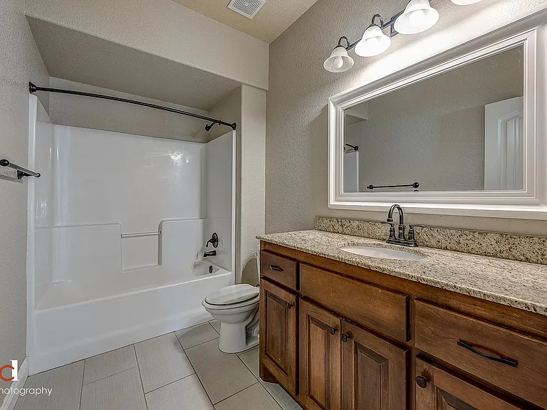 1408 NE Dysart Woods Ln — Photo 16
