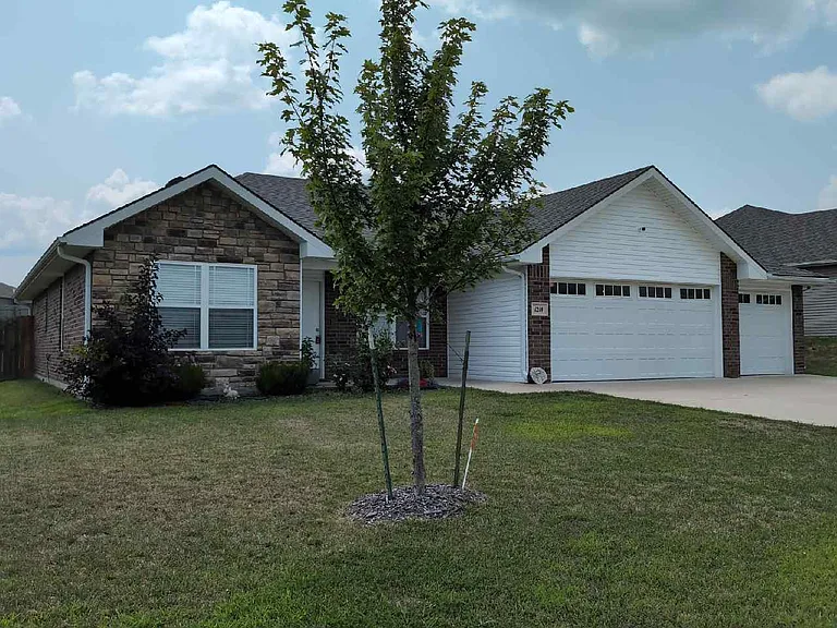 1214 Cypress Ct — Photo 1