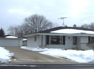 W165N9508 Lexington Dr, Menomonee Falls, WI 53051