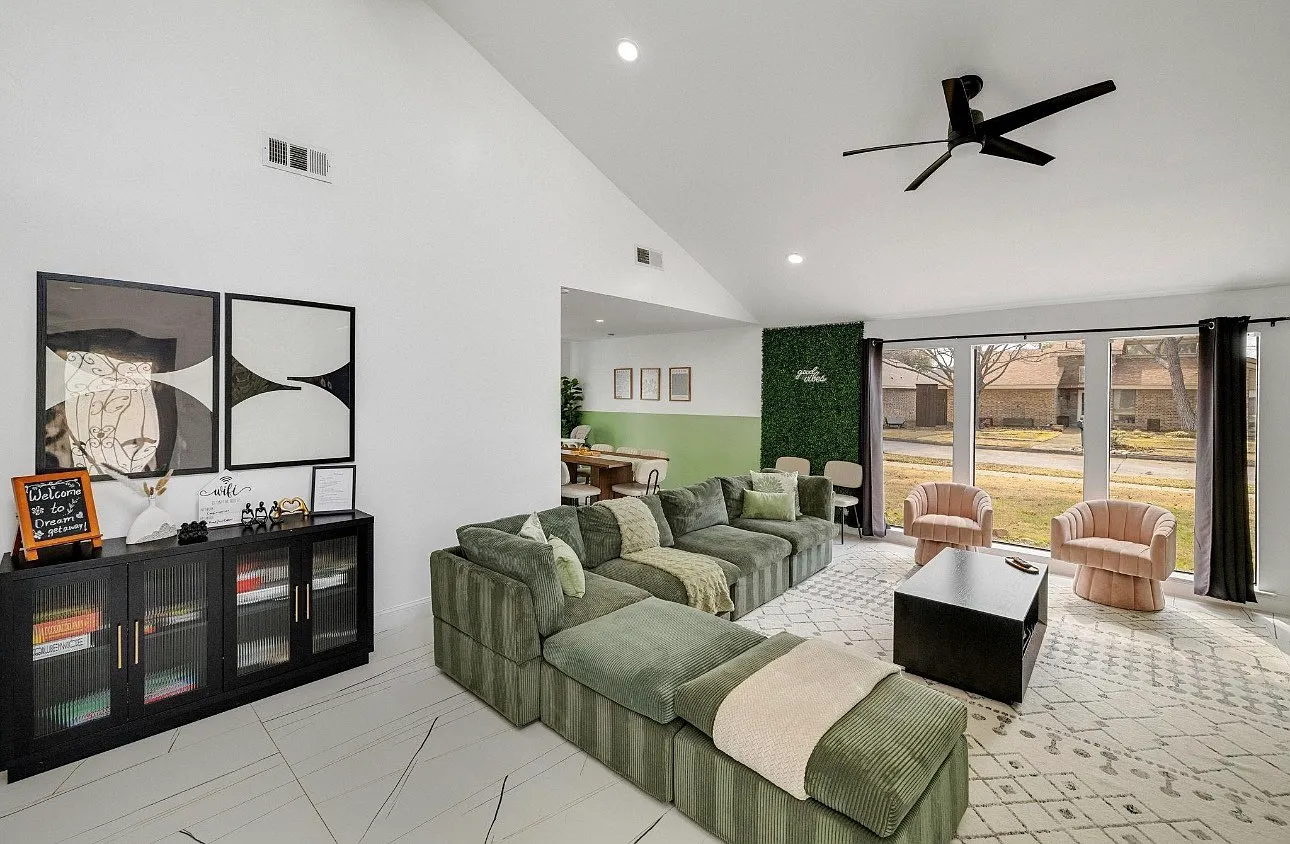 4 bed, 2696 sqft, $4,000 — Photo 2