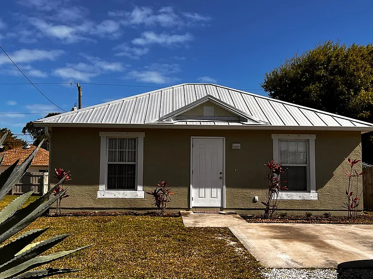 1456 25th Ct SW — Photo 1
