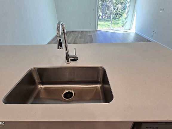 4th image of 653 Holly Lakes Dr