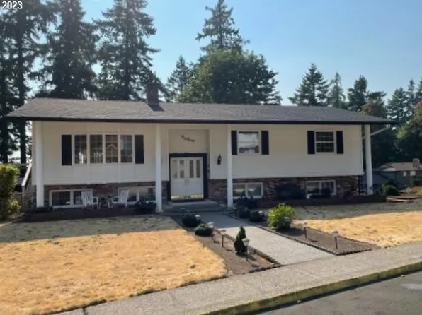 6666 Oakridge Dr, Gladstone, OR 97027