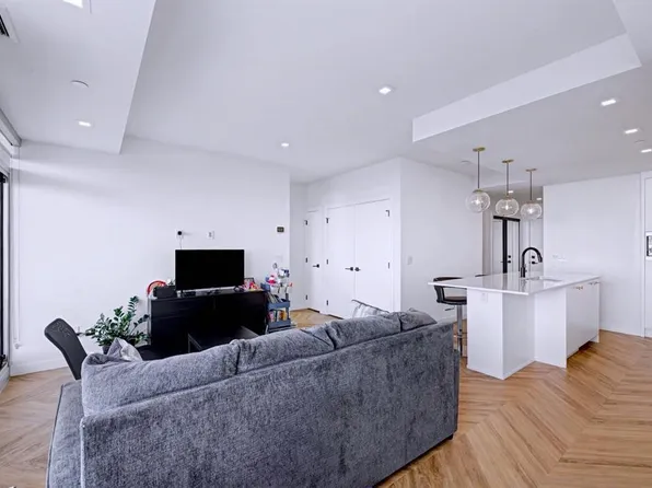 8505 N Broadcast Ave SW #303, Calgary, AB T3H 6B5