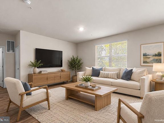 4th image of 2070 Pomona Way