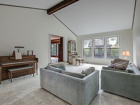 5th image of 2328 Cambridge Dr