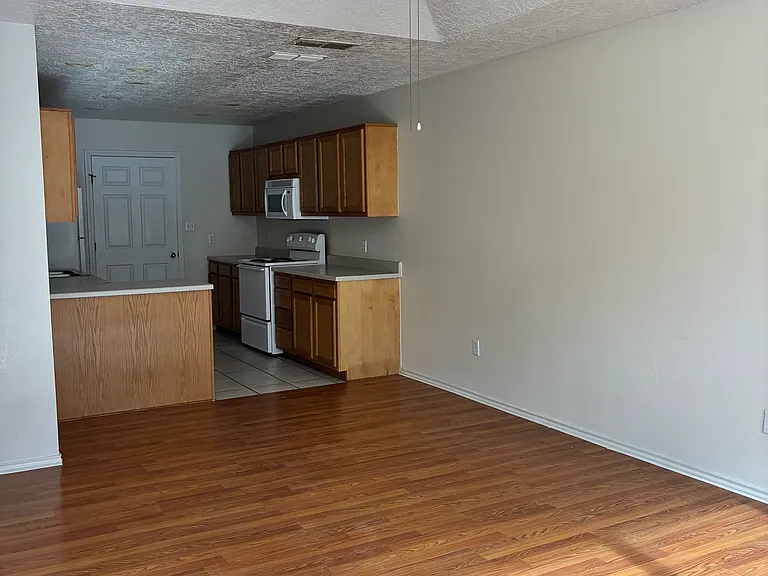 726 W 17th Ln #3 — Photo 4