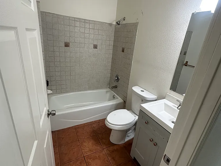 9695 E Tulare Ave — Photo 10