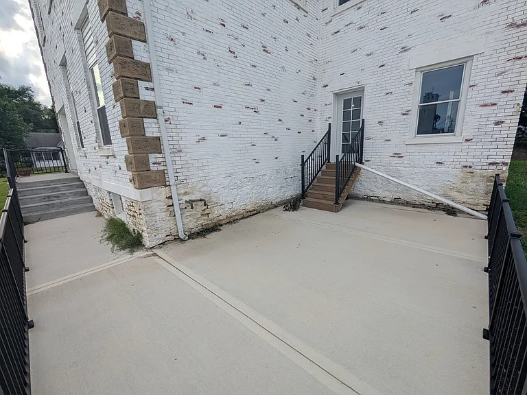 1003 Commercial St — Photo 5