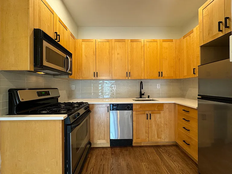 202 W 9th St #4A — Photo 3