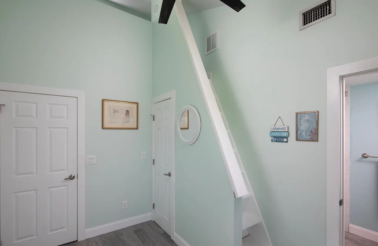 3 bed, 3.5 bath, 1310 sqft, $5,000 — Photo 3