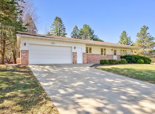 1093 Roslyn Rd, Faribault, MN 55021