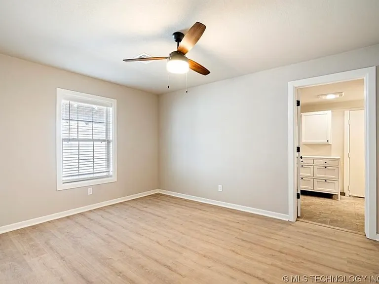 1225 W 5th St — Photo 6