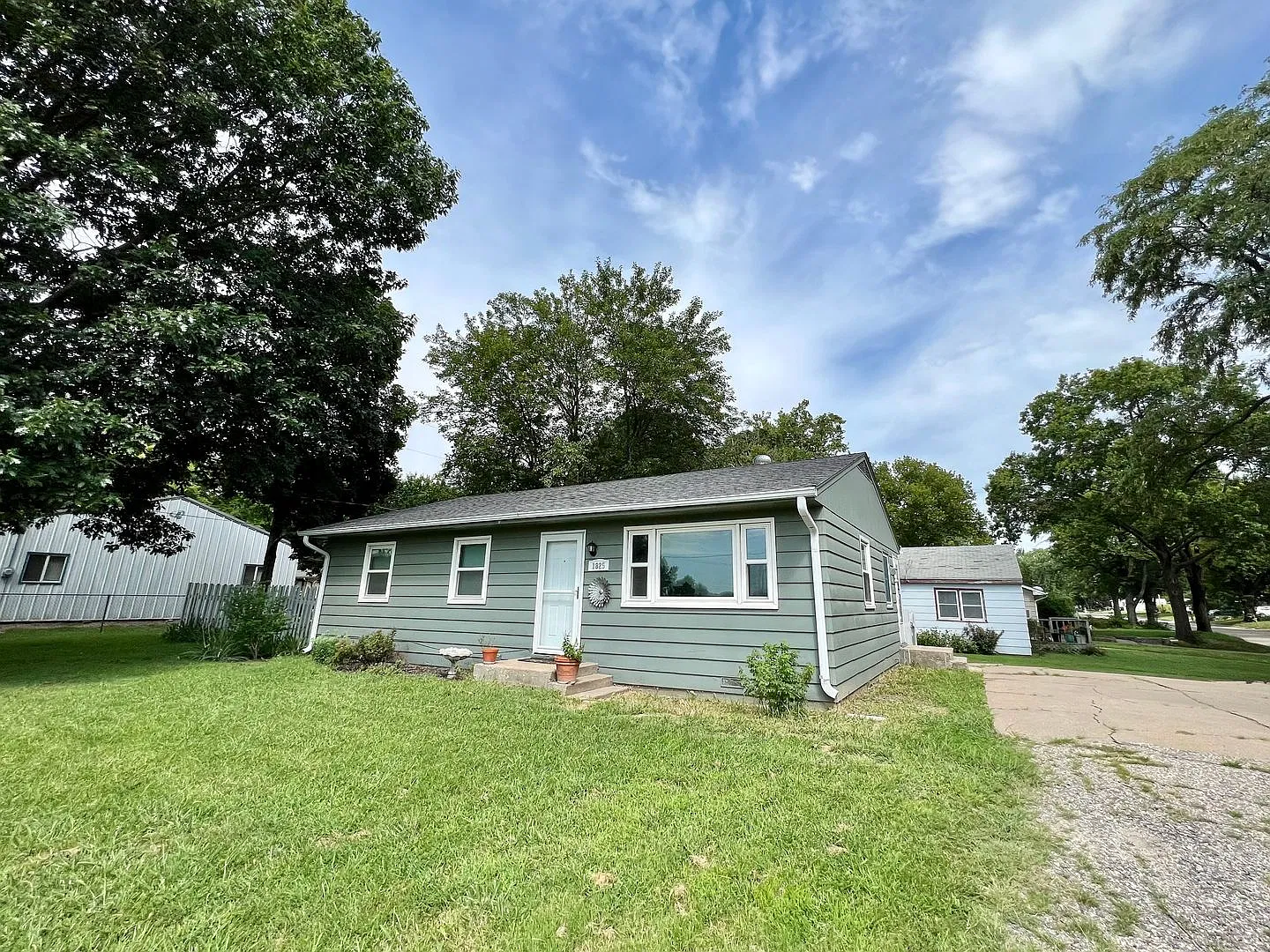 Charming 3 Bed 1 Bath in Great Location! — Photo 2