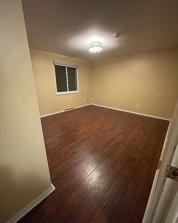 1st image of 33223 Cromwell Dr