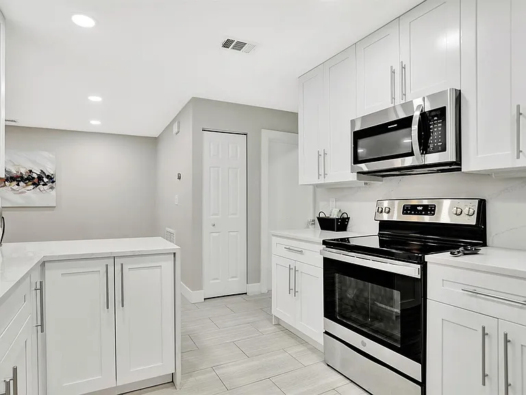 1035 NW 5th Ave — Photo 11