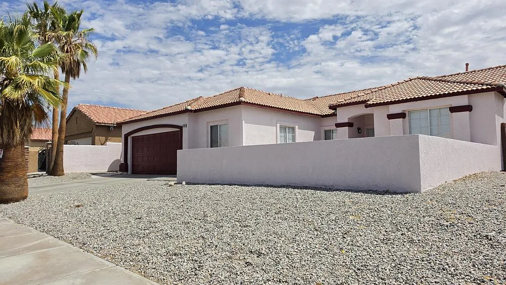 4 bed, 2.0 bath, 1582 sqft, $3,000 — Photo 1