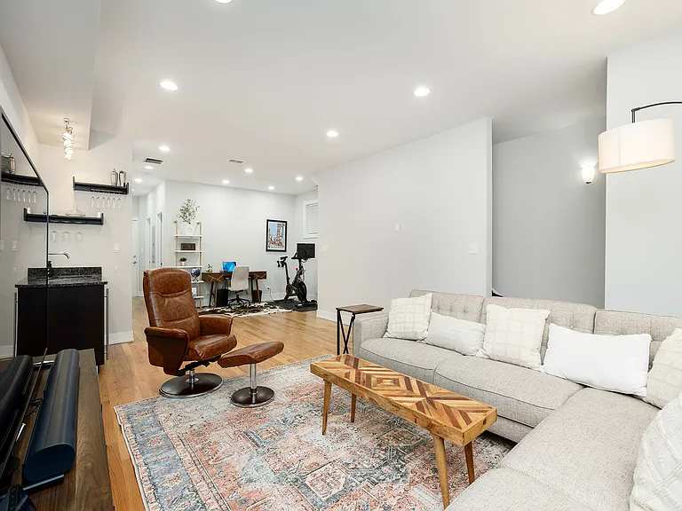821 W Roscoe St #1 — Photo 17