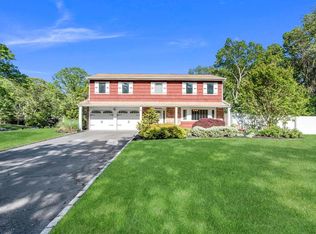 17 Woodview Dr, Nesconset, NY 11767