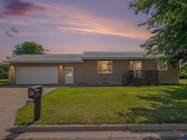706 S Maple St, Howard, SD 57349