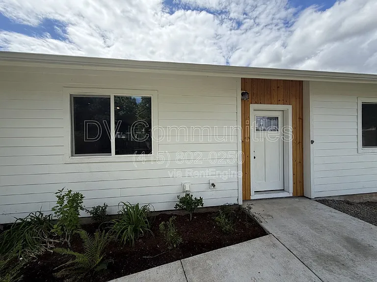 1246 Hughes St — Photo 1