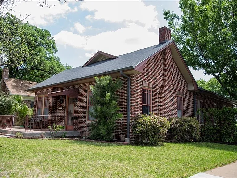 1115 W 22nd 1/2 St — Photo 1