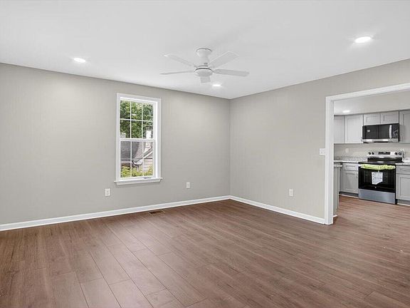 3rd image of 904 Elm St