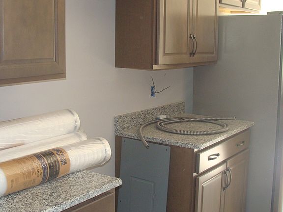 5th image of 528 Somerset Ln
