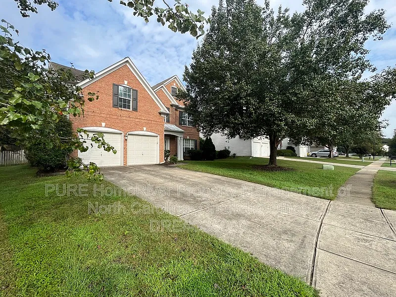 3 bed, 2.5 bath, 2390 sqft, $2,595 — Photo 2