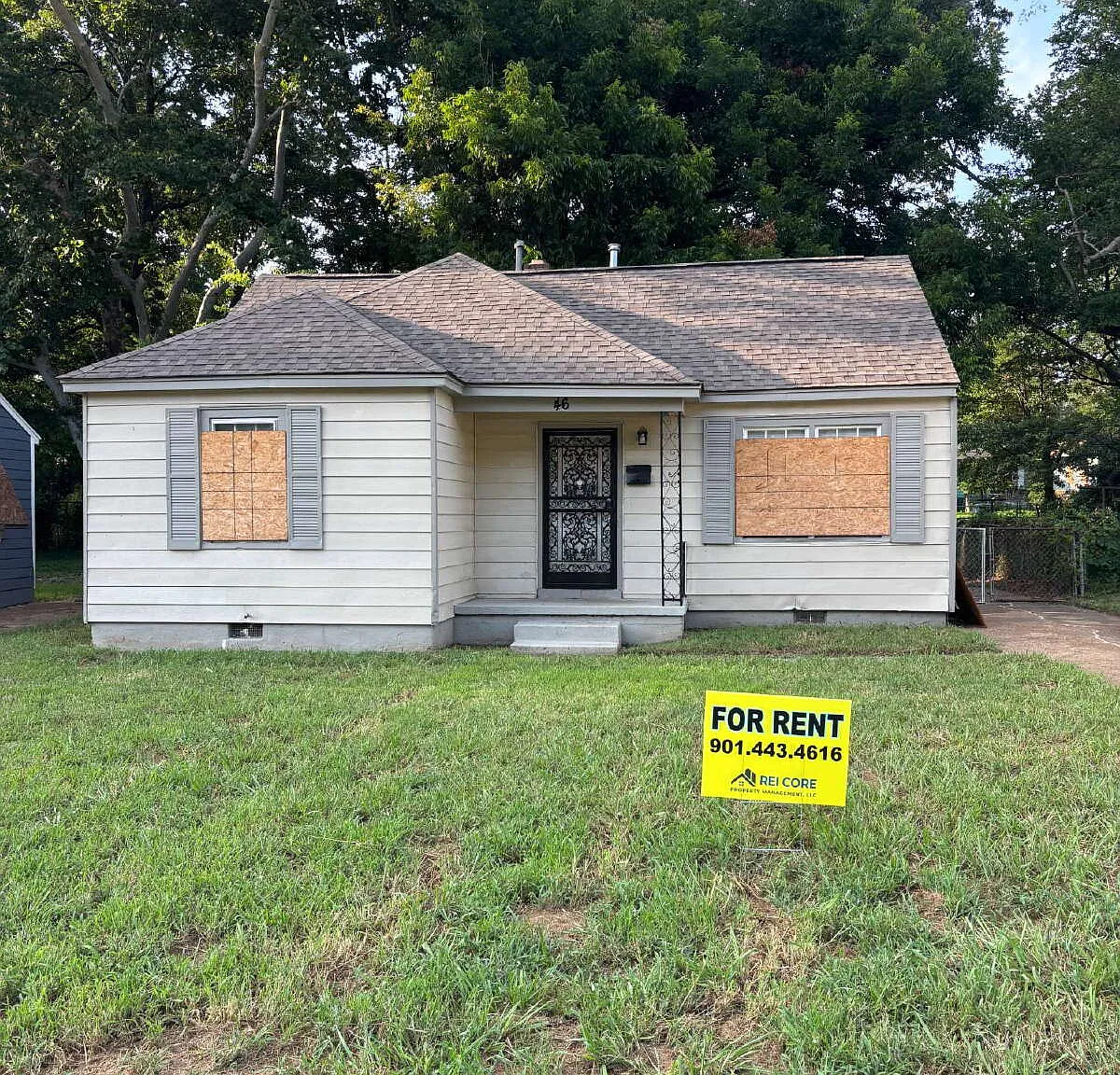 3 bed, 1.0 bath, 1014 sqft, $1,050 — Photo 1