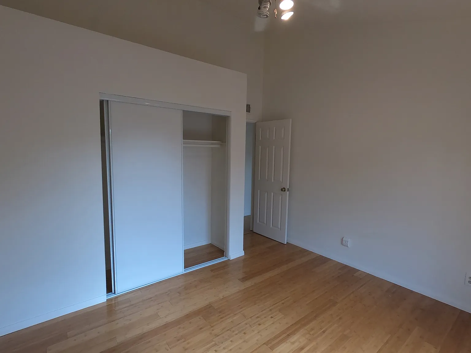 3 bed, 1100 sqft, $5,100 — Photo 2