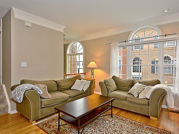 3rd image of 1176 N Vernon St