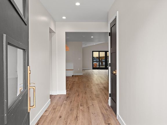3rd image of 2726 Andreo Ave