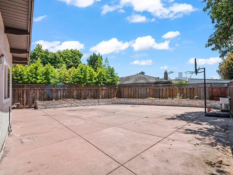 566 Beechmont Ln — Photo 21