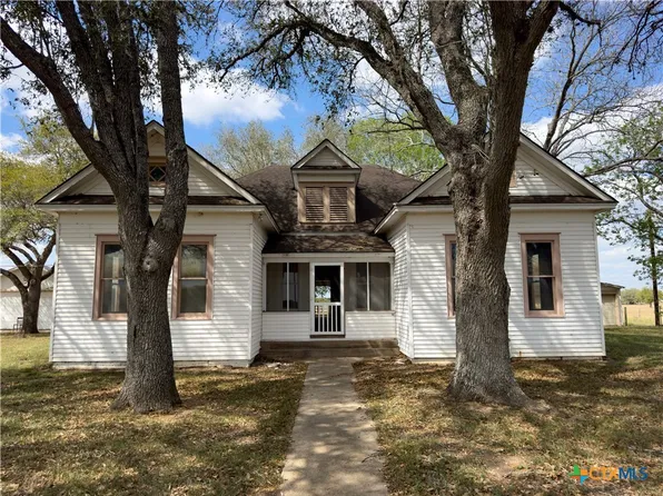 670 Thiele Rd, Yoakum, TX 77995