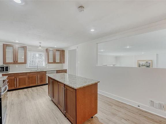 4th image of 675 Collingwood Dr