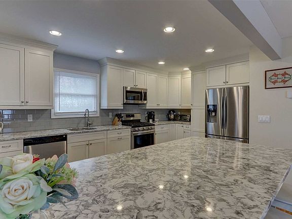 4th image of 4 Pickwick Hill Dr
