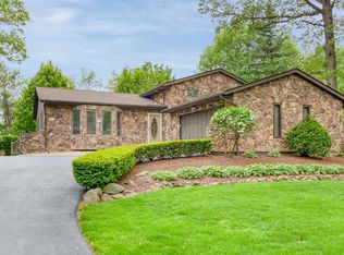 396 Brookwood Ct, Valparaiso, IN 46385