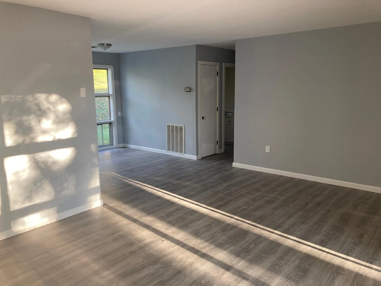 3 bed, 1000 sqft, $1,500 — Photo 2